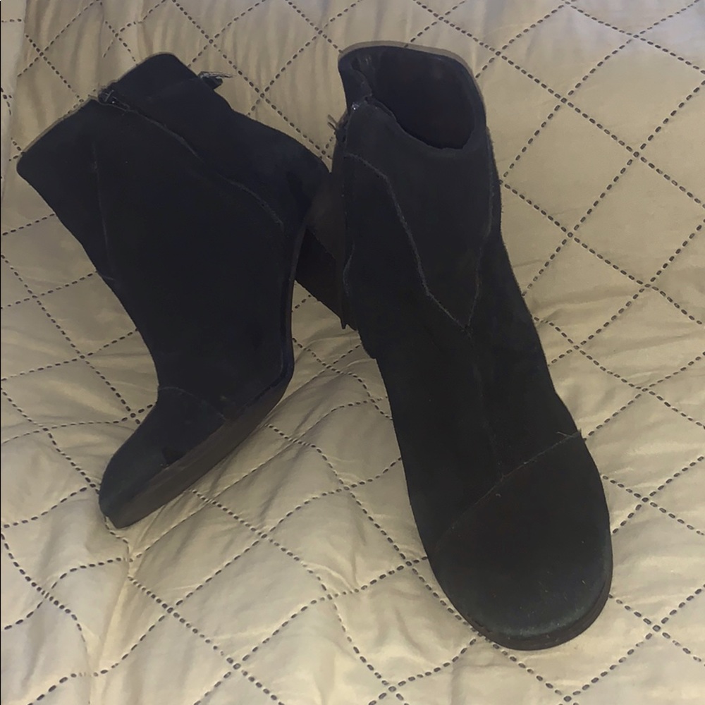 TOMS CLASSIC HEELED BLACK SUEDE BOOTS